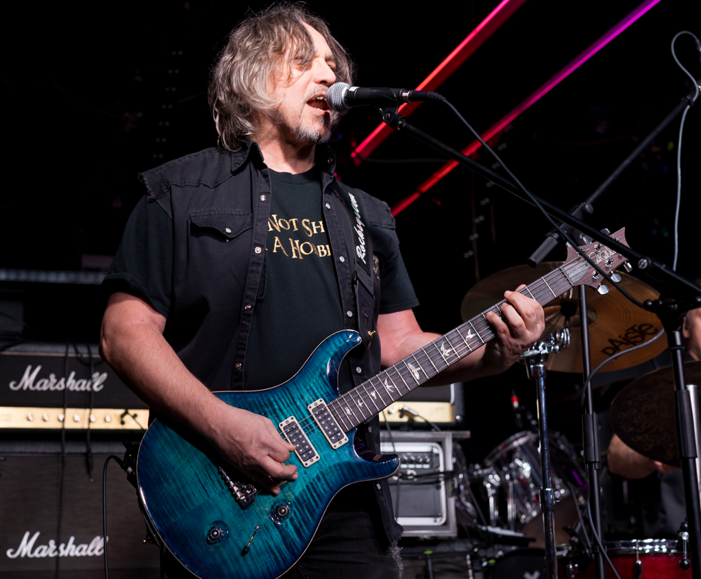 Mert kell egy csapat… ahol van legalább egy gitáros. Nos, nálunk kettő is van. Szibelle Karcsi váltotta Győry Krisztiánt, aki kényszerből, egy külföldi munka miatt vált meg barátaitól. A csapatba remekül beilleszkedő „Charlie” hamar felvette a zenekar ritmusát és ma már együtt tolja a banda szekerét a többiekkel.