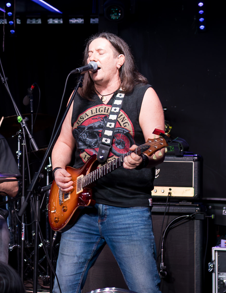 Kun Laci a zenekar másik gitárosa. De nem egyszerűen „csak” a gitárosa. A zenekar fő dalszerzője, motorja, zenei atyja, kritikusa stb. Az egyik legnagyobb tapasztalattal rendelkezik közöttünk a show-business világában, hiszen nem ma kezdte a pályát. Megfordult már több zenekarban is mint pl.: Judas Best vagy a Harlot. Az ő javaslatai és meglátásai mentén alakul és formálódik még most is a csapat zenei stílusa és hangzása.