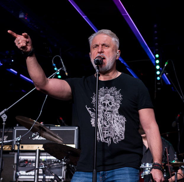 És persze kell egy hang is… nem is akármilyen! A jelenlegi felálláshoz 2024-ben csatlakozott Glávits Robi, ő váltotta Fekete Zsoltot. "GRobi" is több zenekarban és formációban énekelt, vokálozott már. Az ő tapasztalata is sokat segít a tiszta erőteljes hangzás és a hangszerelés finomságainak megtalálásában, mert igazi kaméleonként, számtalan stílusban és hangzásban otthonosan mozog